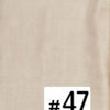Gros plan d'un foulard modal beige multicolore avec le numéro 47 imprimé sur une étiquette blanche.