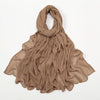 Écharpe châle en rayon brun terreux et froissé pour femmes.