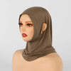 Ein Modell trägt eine einfarbige braune Jersey-Baumwoll-Hijab-Mütze von vorne.
