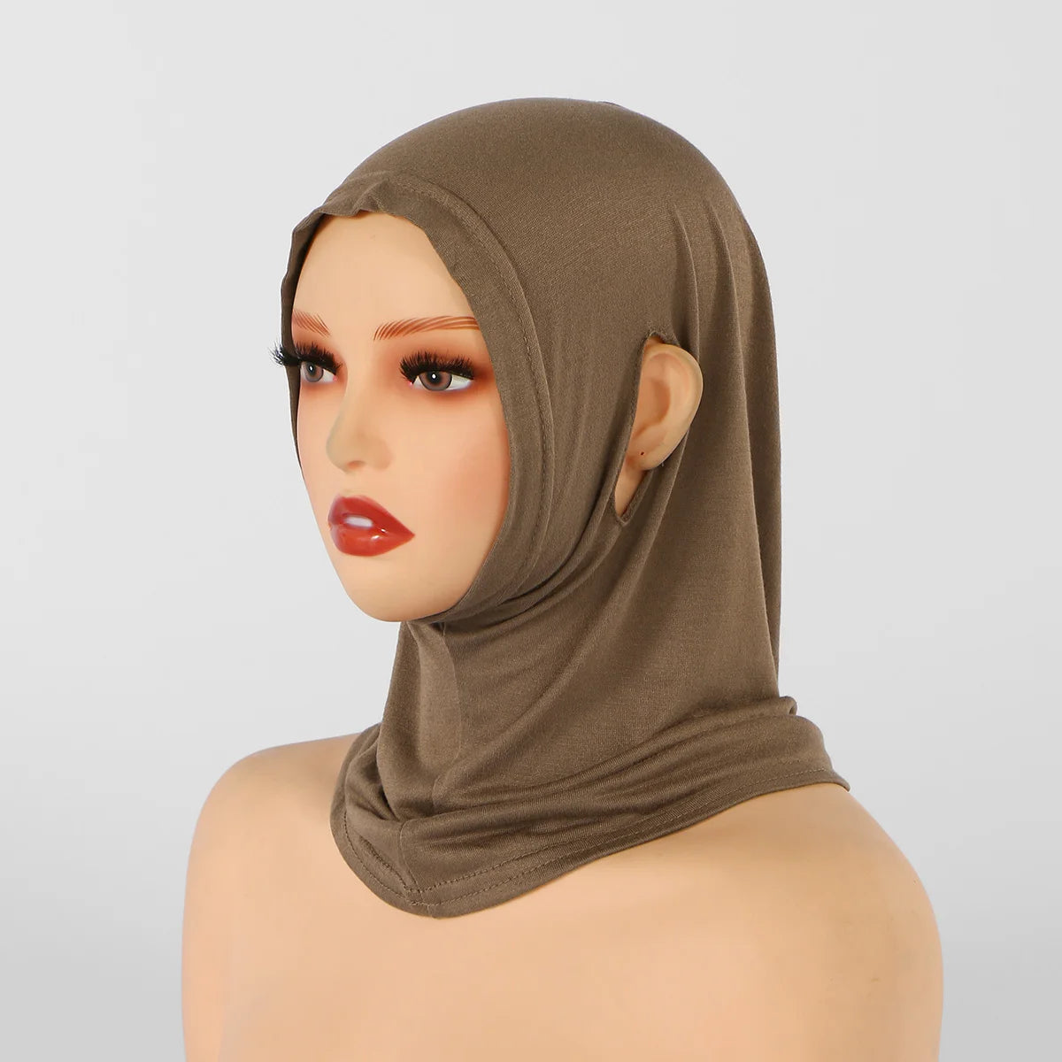 Ein Modell trägt eine einfarbige braune Jersey-Baumwoll-Hijab-Mütze von vorne.