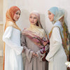 Drei Frauen tragen Aquarell-Ombré-gedruckte Rayon-Modal-Hijab-Schals in neutralen Tönen