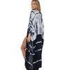 Eine Frau modelliert ein blau-weißes Tie-Dye Sommer-Strandkimono-Überkleid.