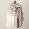 Pañuelo hijab de modal rayón beige drapeado sobre una blusa blanca, mostrado contra un fondo neutro.