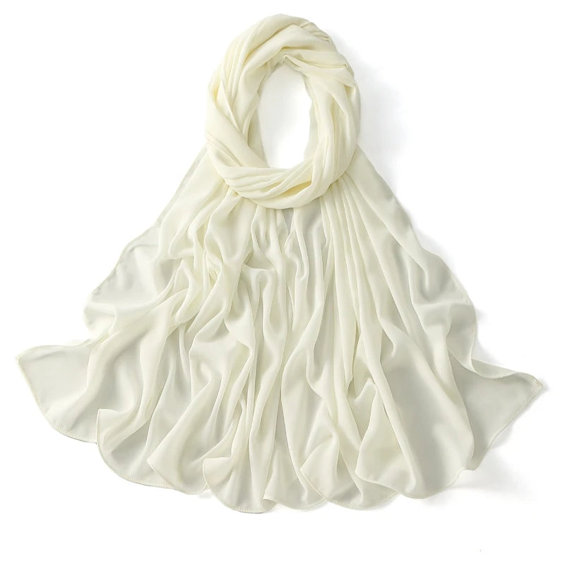 Fließender, cremefarbener Chiffon-Schal in lockerer, geraffter Form.