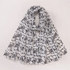 Pañuelo de hijab bohemio en acuarela blanco y negro, drapeado suelto.