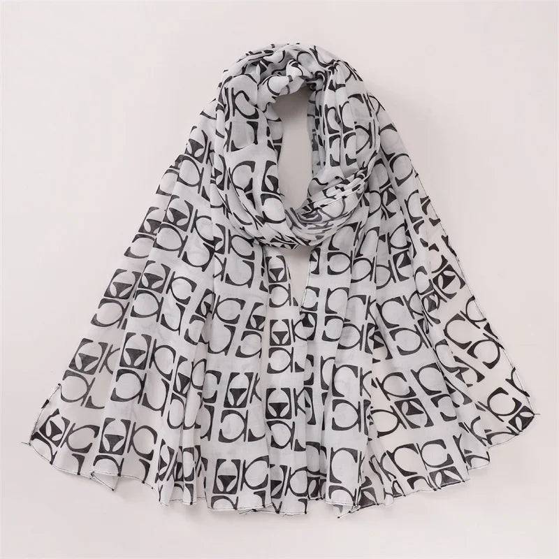 Pañuelo de hijab bohemio en acuarela blanco y negro, drapeado suelto.