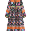 Langes, bohemissches Blumenmaxi-Kleid mit leuchtenden Mustern in Pink, Orange, Grün und Schwarz.