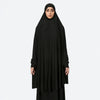 Eine Frau in einer eleganten schwarzen Baumwollabaya und Hijab.