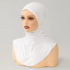 Un bonnet de hijab en coton mélangé blanc, drapé sur la tête et le cou d'un mannequin.