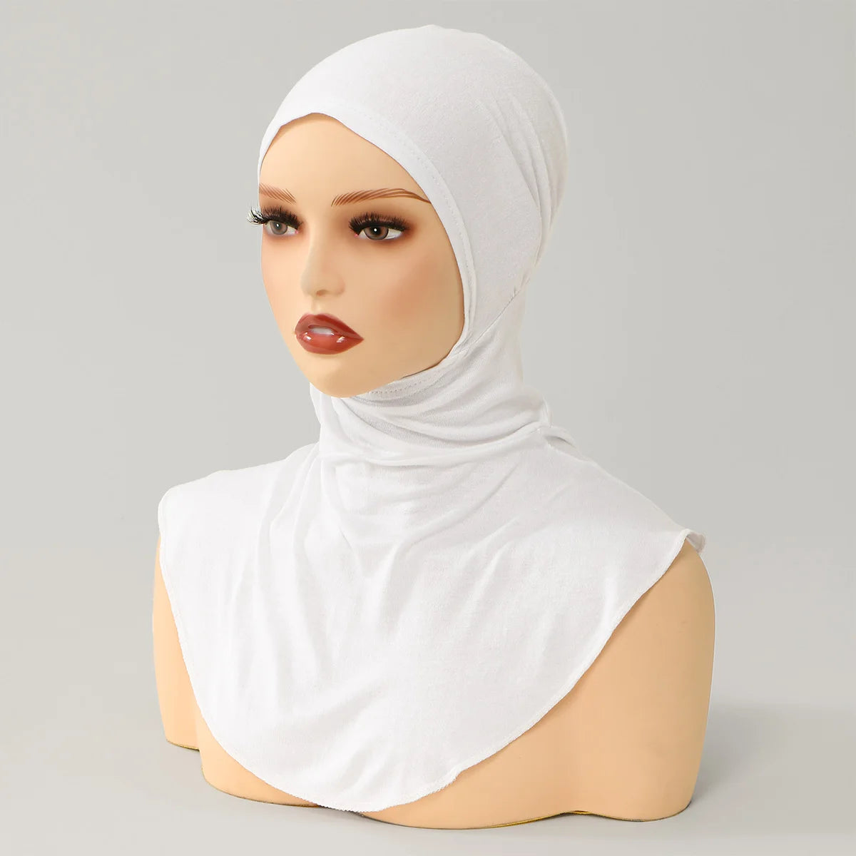 Un bonnet de hijab en coton mélangé blanc, drapé sur la tête et le cou d'un mannequin.