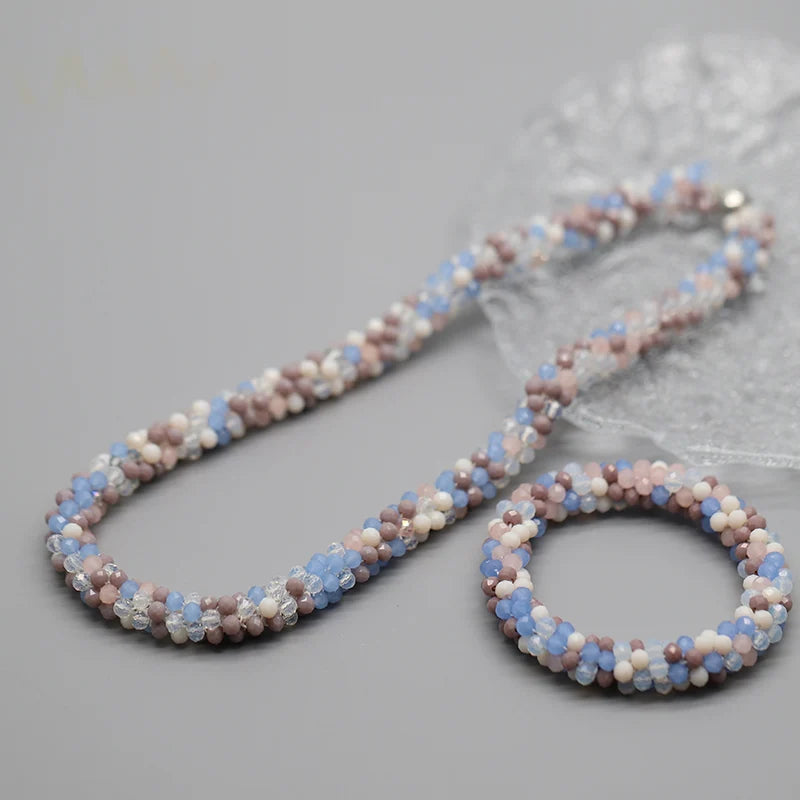 Zarte Boho-Perlenkette mit gemischten Blautönen, Pink und Beige.