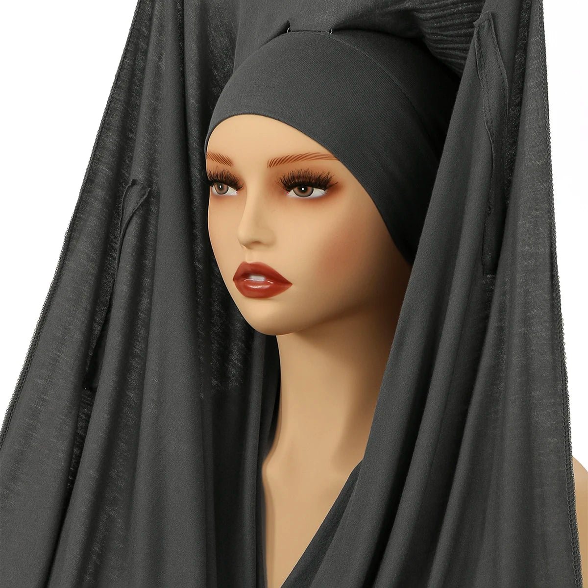 Mannequin trägt einen schwarzen, eleganten Modal-Jersey-Hijab mit Magnetverschluss, um den Gesicht drapiert.