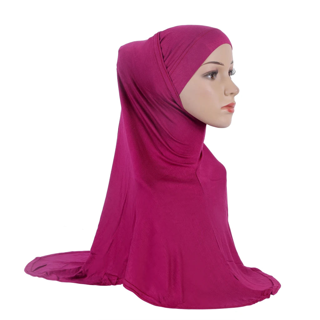 Pañuelo de gasa algodón magenta drapeado en la cabeza y hombros de un maniquí.
