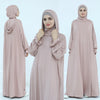 Tres mujeres vistiendo abayas sueltas y fluidas en color rosa polvoriento