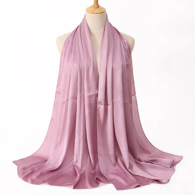 Fließender mauvefarbener Satin-Krinkle-Hijab-Schal auf einem Mannequin.