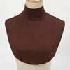 Elegantes, dunkelbraunes Rollkragen-Top, präsentiert auf einem Mannequin.