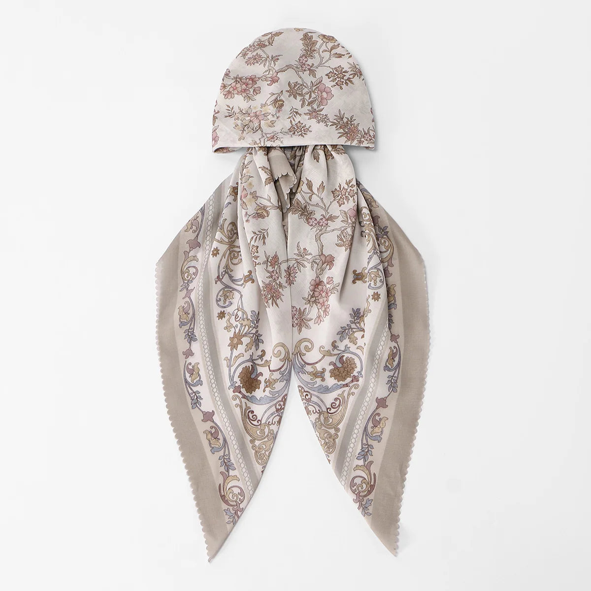 Beige florales Voile-Hijab-Tuch, gebunden im Schalstil.