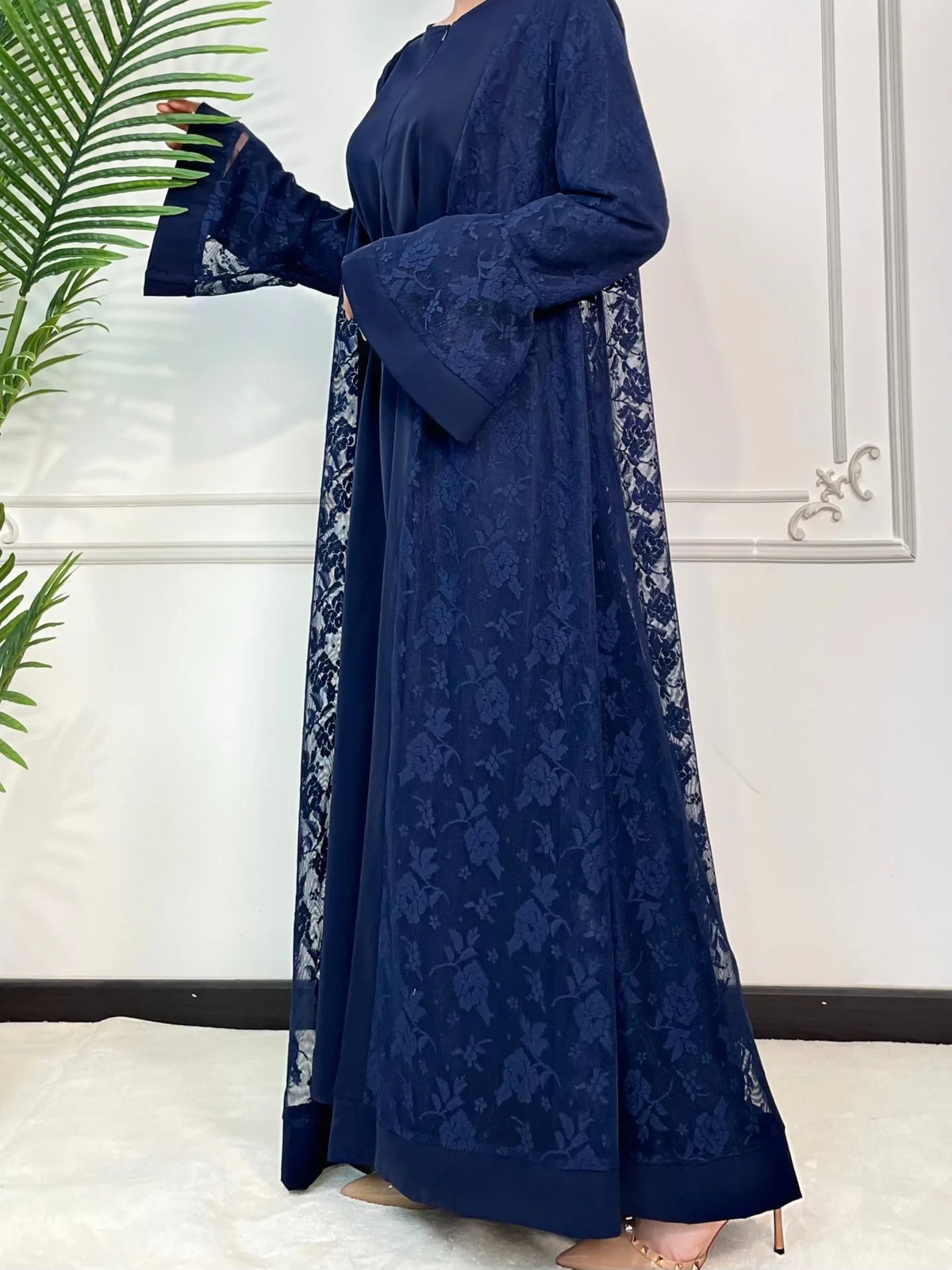 Tenue abaya en dentelle bleu marine pour femmes à manches longues et silhouette fluide.