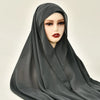 Modell trägt einen grauen Instant-Chiffon-Hijab mit Cap, im Nahporträt.