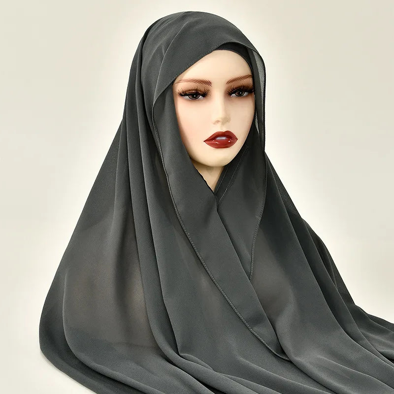 Modell trägt einen grauen Instant-Chiffon-Hijab mit Cap, im Nahporträt.