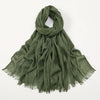 Pañuelo hijab modal de bambú verde olivo drapeado con bordes flecos.