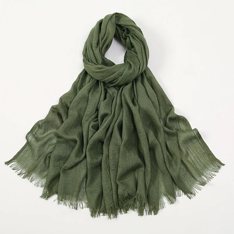 Pañuelo hijab modal de bambú verde olivo drapeado con bordes flecos.