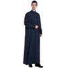Ein Mann trägt eine dunkelblaue Islam Jalabiya Thobe Kaftan.