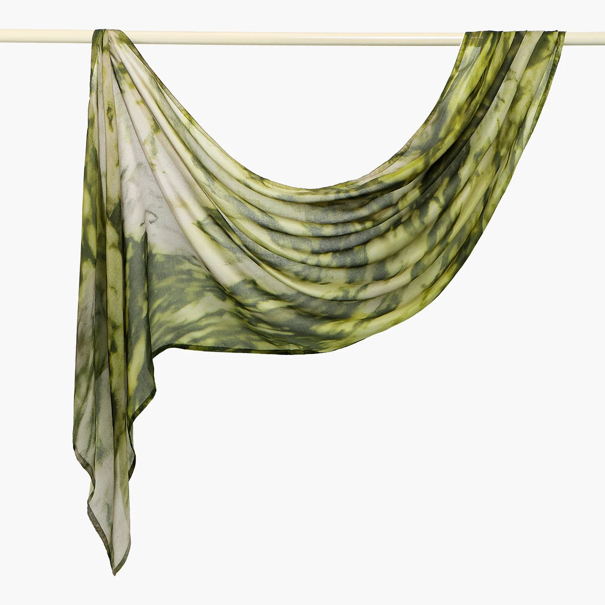 Fließender grüner und weißer Aquarell-Hijab-Schal über einer Leine aufgehängt.