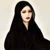 Modelin trägt einen schwarzen Soft-Chiffon-Hijab mit Cap und blickt direkt in die Kamera.