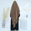 Brauner, zweilagiger Chiffon-Niqab-Kopftuch vor weißem Hintergrund mit getrockneten Blumenarrangements.