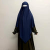Dunkelblaue atmungsaktive Bambus-Jersey-Khimar-Hijab über einem schwarzen Kleidungsstück.