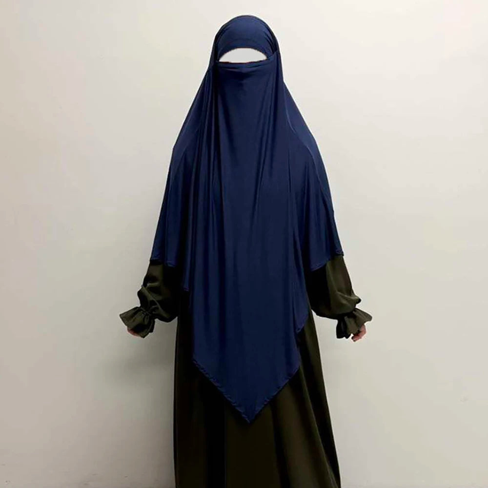 Dunkelblaue atmungsaktive Bambus-Jersey-Khimar-Hijab über einem schwarzen Kleidungsstück.
