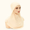 Un foulard instant beige drapé autour du cou et des épaules d'un mannequin.