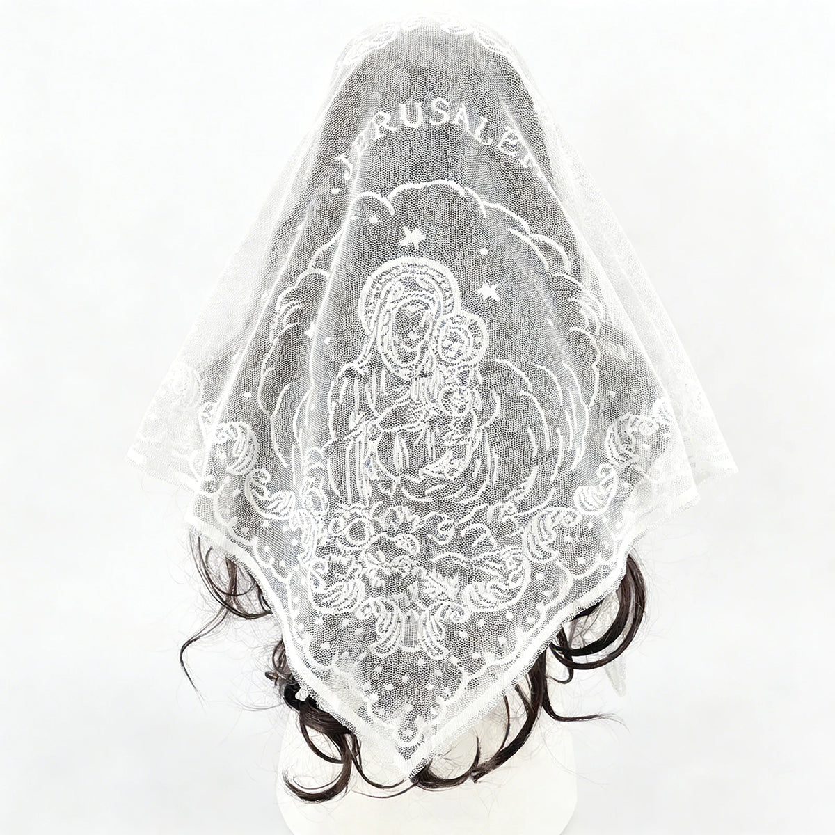 Chal de triángulo bordado blanco transparente con la imagen de la Madonna y el Niño con halo.