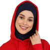 Eine Frau trägt einen roten, sofort einsatzbereiten Hijab mit Kapuze.