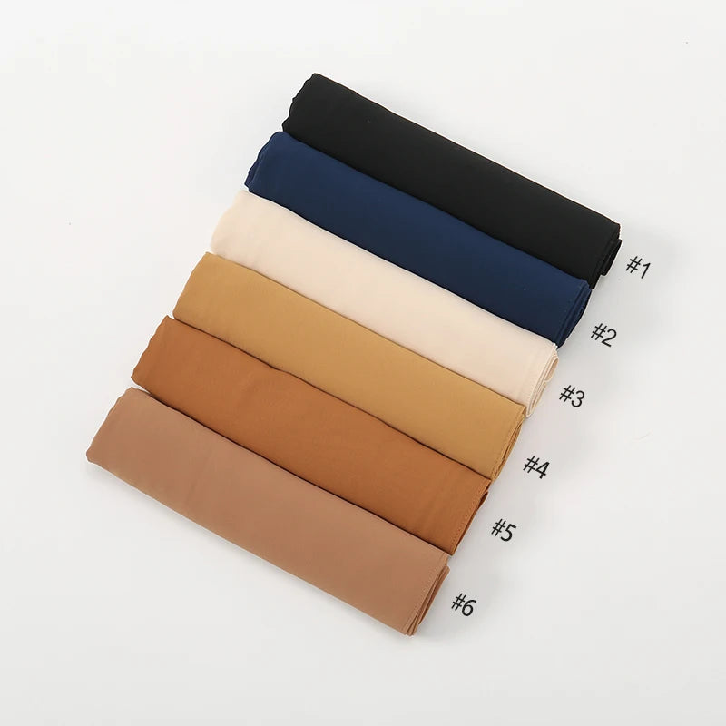 Eine Stapel von sechs Premium-Chiffon-Hijab-Schals in verschiedenen einfarbigen Farben, diagonal angeordnet.