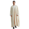 Mann trägt einen eleganten beigen Jubba-Kaftan für Gebet und bedeckende Kleidung.