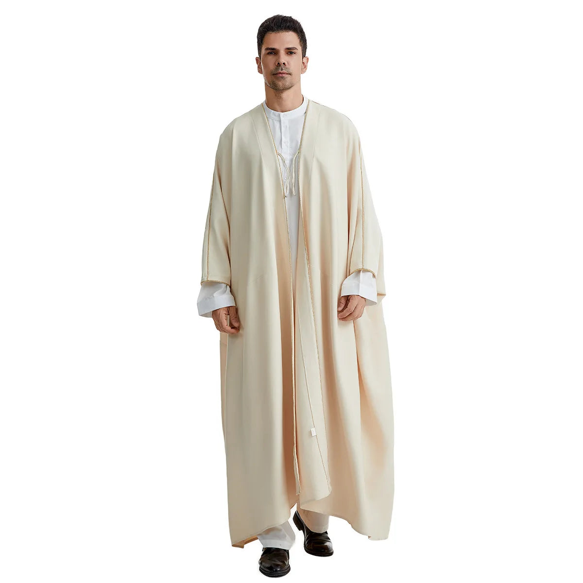 Mann trägt einen eleganten beigen Jubba-Kaftan für Gebet und bedeckende Kleidung.