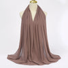 Ein drapierter, fester mauvefarbener Chiffon-Hijab-Schal auf einem Mannequin.