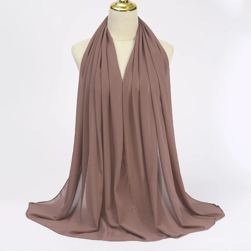 Ein drapierter, fester mauvefarbener Chiffon-Hijab-Schal auf einem Mannequin.