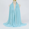 Ein hellblaues Chiffon-Hijab-Tuch, drapiert um den Hals einer Mannequin.