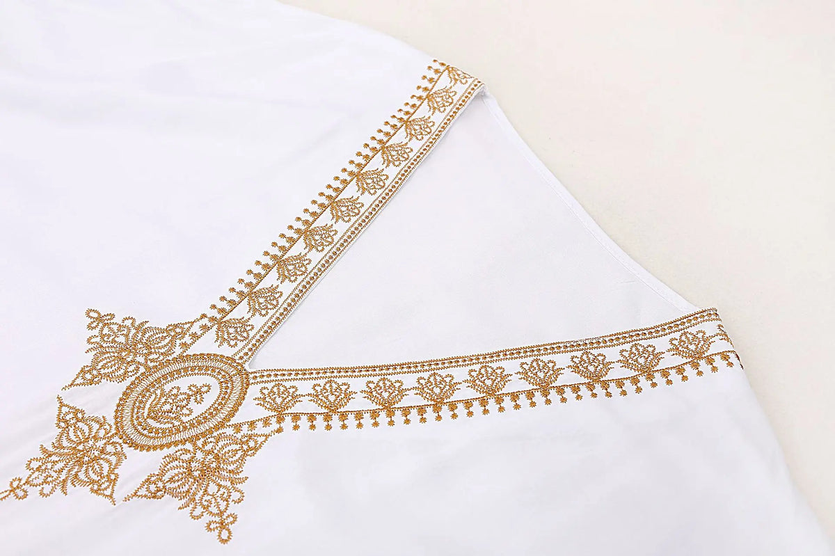 Weißer Kaftankleid mit goldenen Stickereien am Ausschnitt und Saum.