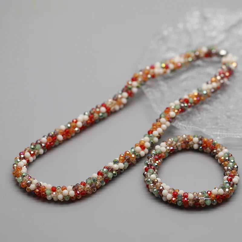 Zartes Boho-Perlen-Armband aus bunten Samen und Steinen auf weißem Hintergrund.