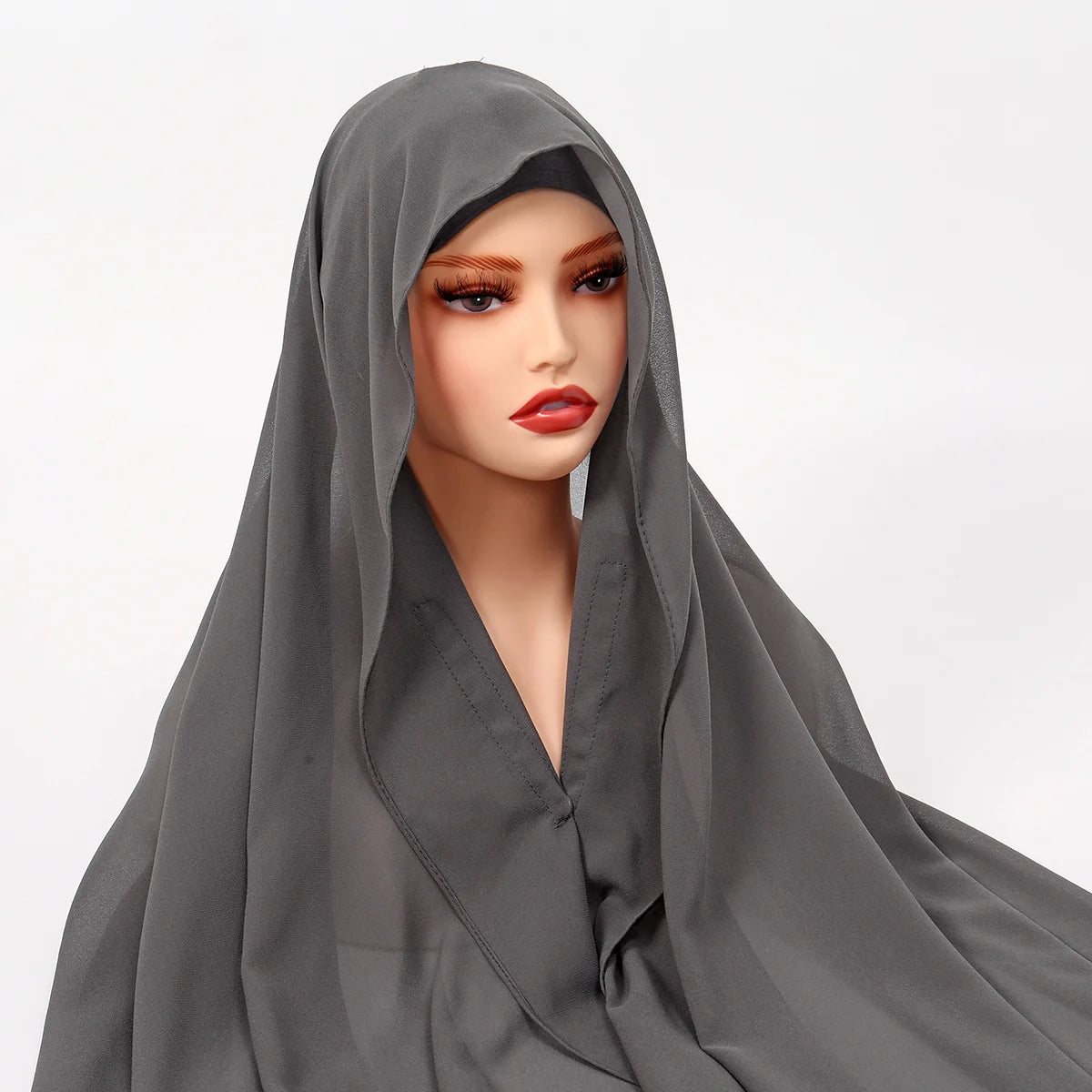 Model trägt instant Hijab aus grauem Chiffon mit eingebauten Magneten.