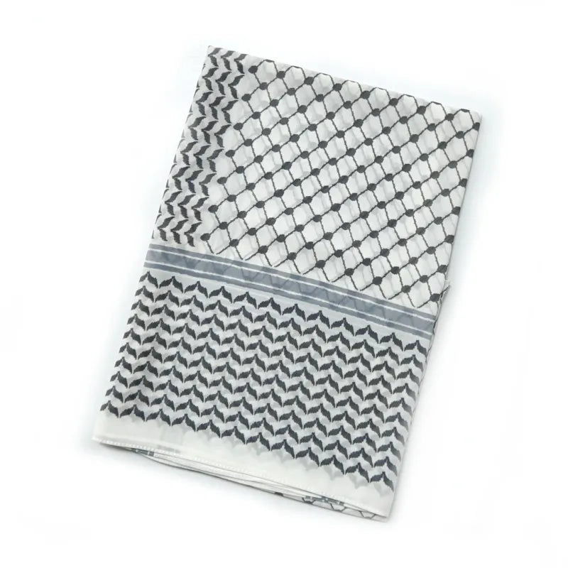 Hijab keffiyeh de gasa estampada con diseño geométrico blanco y negro y ribete azul.