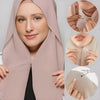 Nahaufnahme einer Frau, die einen hellrosa Chiffon-Hijab mit verstellbaren Nähtenmagneten trägt.