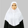 Une femme portant un hijab blanc avec broderie dorée sur un fond gris.