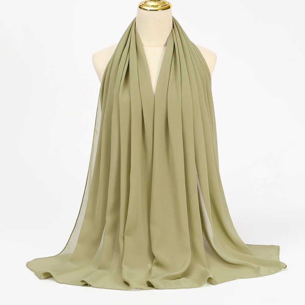 Fließender, fester olivgrüner Chiffon-Hijab-Schal um den Hals einer Mannequin