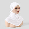 Gorro elegante blanco de cobertura total con cinta para sujetar, mostrado en maniquí.