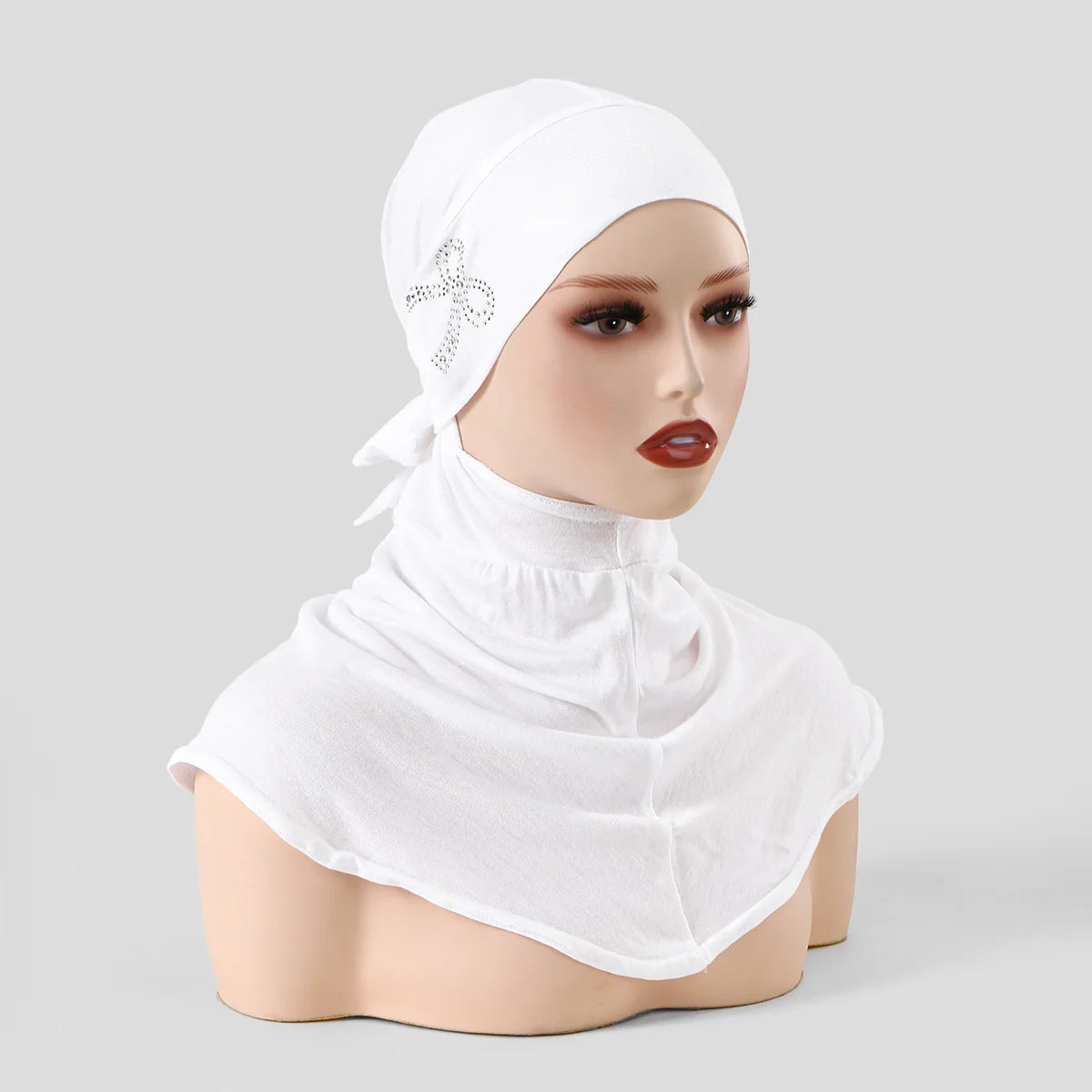 Gorro elegante blanco de cobertura total con cinta para sujetar, mostrado en maniquí.
